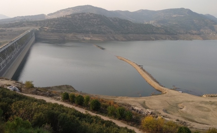 Beydağ Barajı’nın su seviyesi üreticiyi düşündürüyor