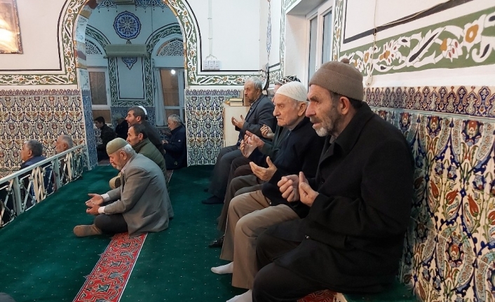Boyalıca Camii’nde sabit oturaklar kaldırıldı