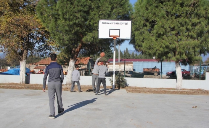 Burhaniye Belediyesi öğrencileri spora özendiriyor