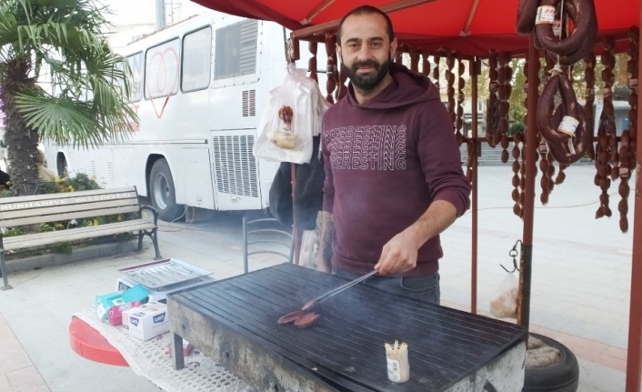 Burhaniye’de develerden önce sucukları geldi