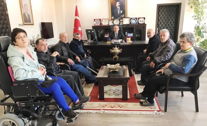 Burhaniye’de engellilerden Kaymakam Öner’e teşekkür plaketi