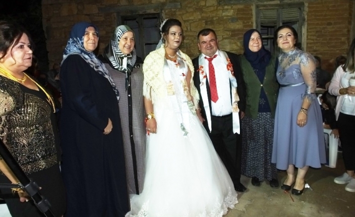 Burhaniye’de Faslı Meryem’e köy düğünü