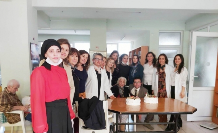 Burhaniyeli kursiyerler yaşlıları sevindirdi