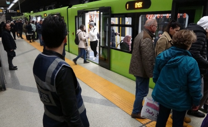 Bursa polisinden metro istasyonlarında denetim