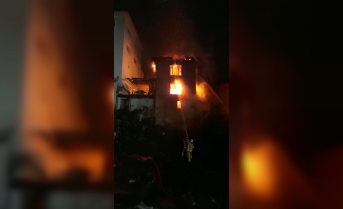 Bursa’da 3 katlı bina alev alev yandı