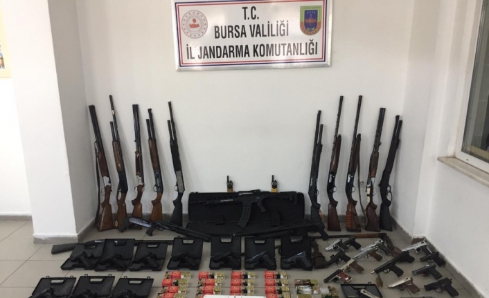 Bursa’da kaçak silah tacirlerine şafak operasyonu... Onlarca silah ve tüfek yakalandı