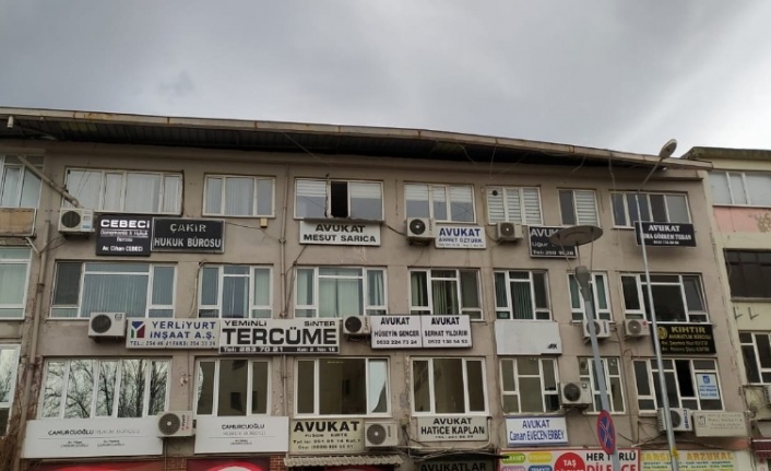 Bursa’da şiddetli lodos sonucu iş hanının çatısı sarktı