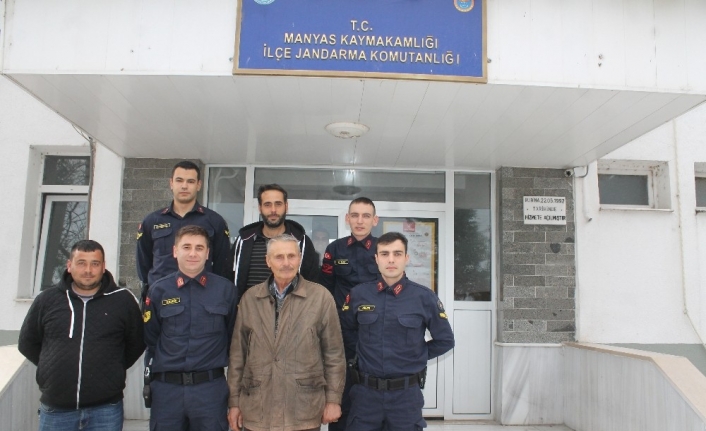 Çalınan koyunlarını bulan jandarmaya teşekkür ziyareti