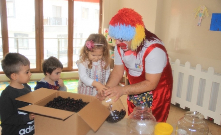 Çocuklar, palyaço ile sele zeytini yaptılar