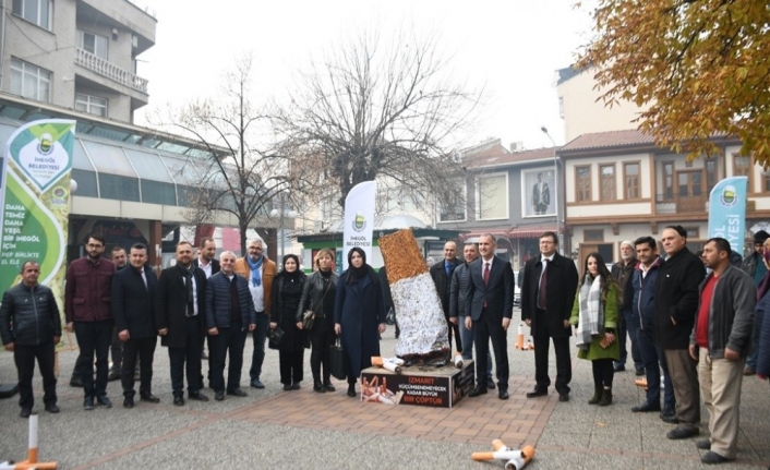 Dev izmaritlerle çevre kirliliğe dikkat çektiler