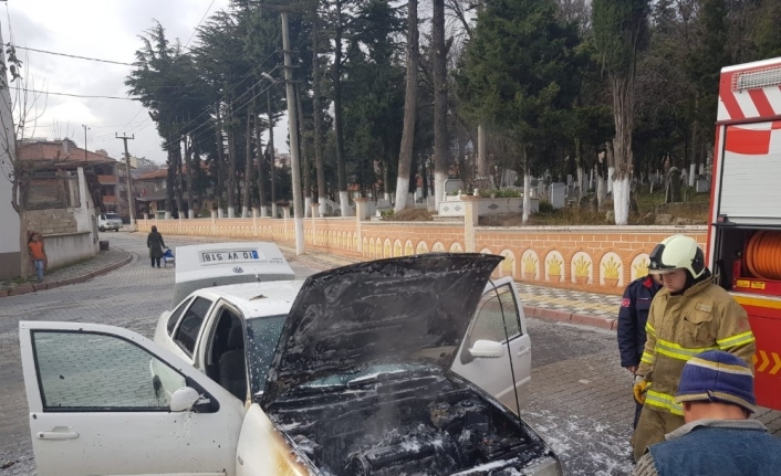 Dursunbey’de alev alan otomobili itfaiye söndürdü