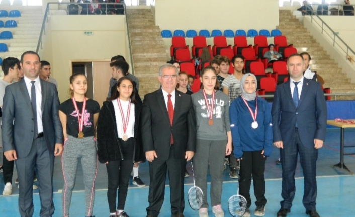 Erdek’te ‘Liselerarası Badminton Turnuvası’ sona erdi