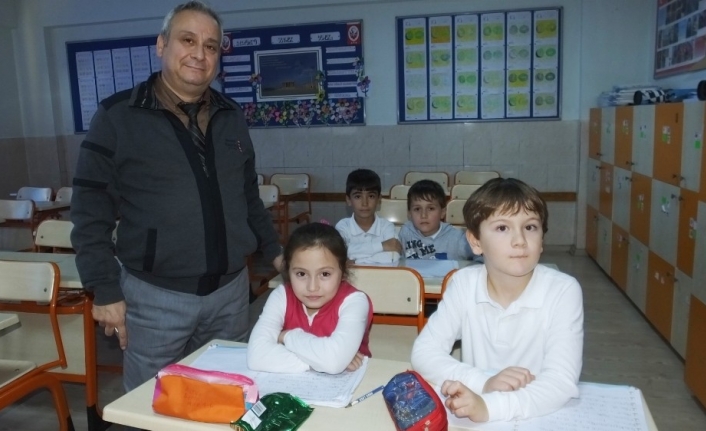 Fedakar öğretmen takdir topluyor