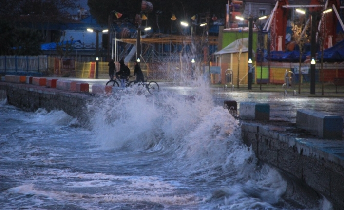 Fırtına Kuzey Ege sahillerinde etkili olmaya başladı