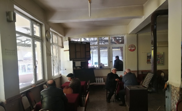 Hırsızlar köyün 4 kahvesinden televizyonları çaldı, köylüler çaresiz kaldı