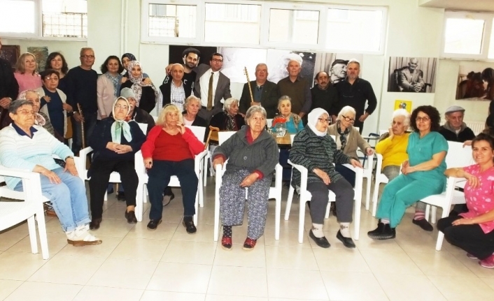 Huzurevinde kalan yaşlılar için erken yılbaşı kutlaması
