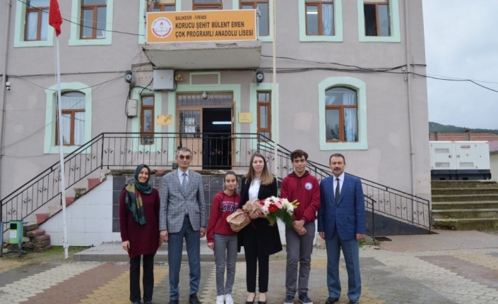İvrindi’de Kaymakam Keser, öğrencilerle kitap okudu