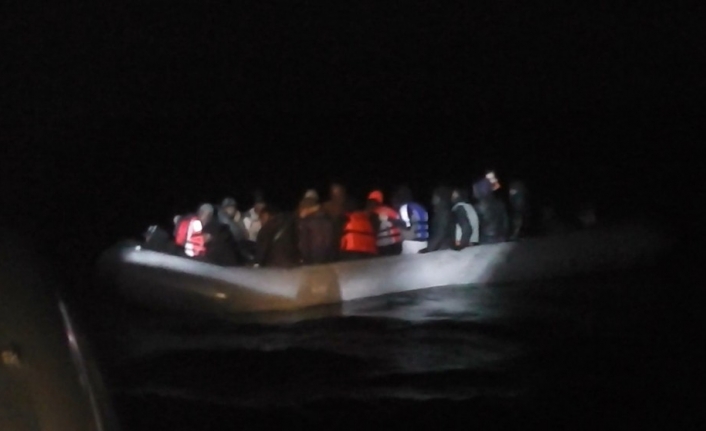 İzmir açıklarında 35 düzensiz göçmen yakalandı