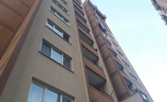 İzmir’de 4. kattan beton zemine düşen 2 yaşındaki minik Helin öldü