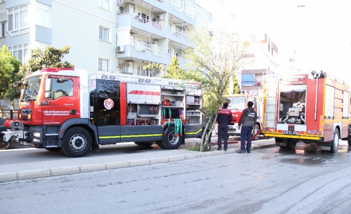 İzmir’de bir binanın çatısı alev alev yandı