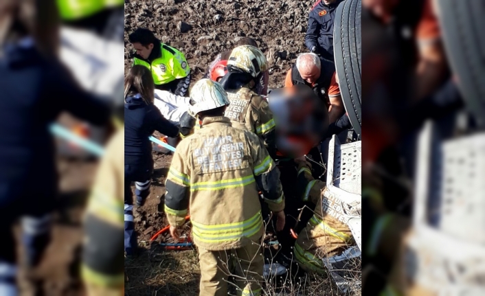 İzmir’de çimento yüklü tır devrildi: 1 yaralı