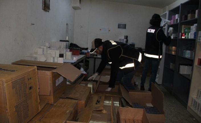 İzmir’de depolara baskın: Çok sayıda kaçak ürün ele geçirildi