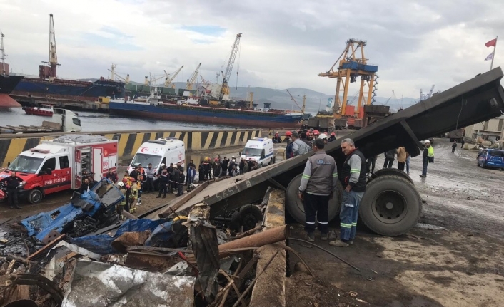 İzmir’de hurda yüklü tır yoldan çıktı: 1 ölü