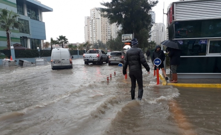 İzmir’i sağanak ve lodos vurdu