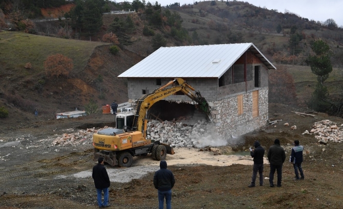 Kaçak villa yıkıldı