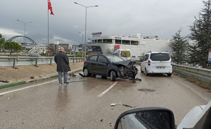 Kayganlaşan yolda bariyerlere çarpan sürücü yaralandı