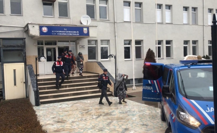Köy evine bohçayla girip paraları çalarak çıktılar