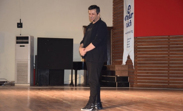 Liseli gençleri kahkahaya boğdu