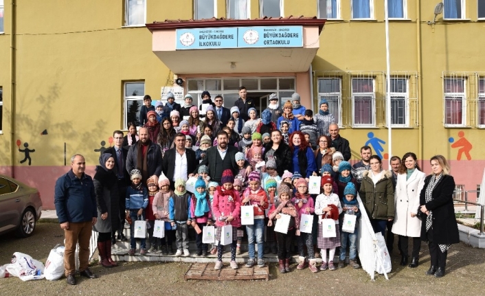 Mahalle kadınları çocuklar için ördü