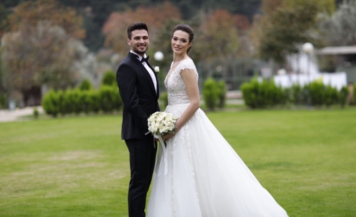 Milli futbolcu Okay Yokuşlu, Melisa Kerman ile evlendi