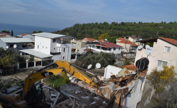Ormanlık alana inşa edilen evlerin yıkımı 4. gününde