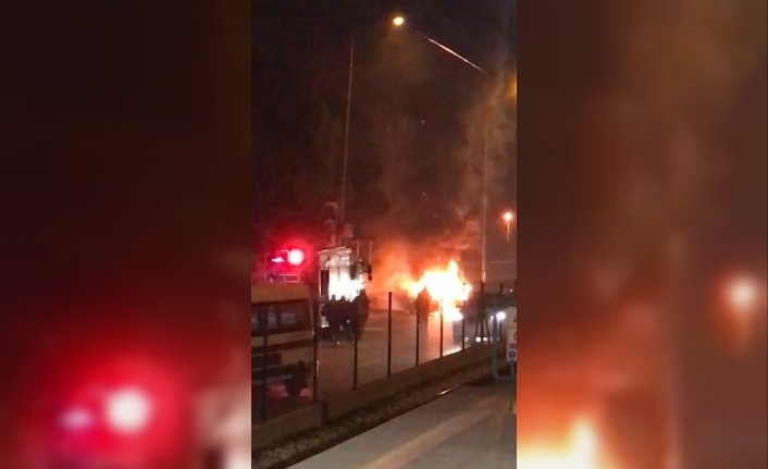 Seyir halindeki otomobil alev alev yandı, 3 kişi ölümden döndü
