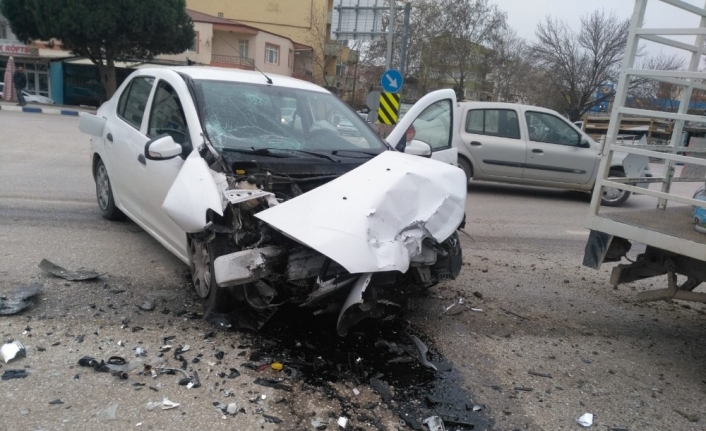 Tüp dolu kamyonetle otomobil çarpıştı faciadan dönüldü
