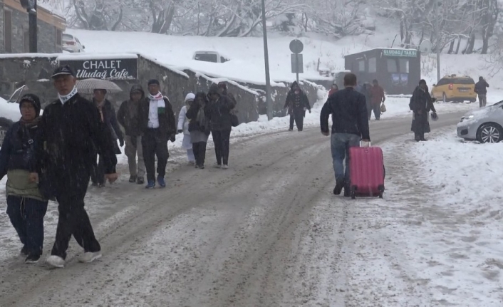 Uludağ’da kar yağışı başladı, otellerde yer bulmak neredeyse imkansız