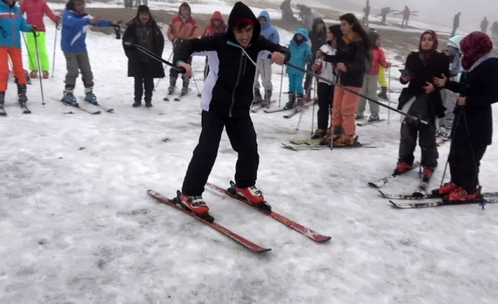 Uludağ’ı ilk kez gören çocukların kayak ve telesiyej keyfi