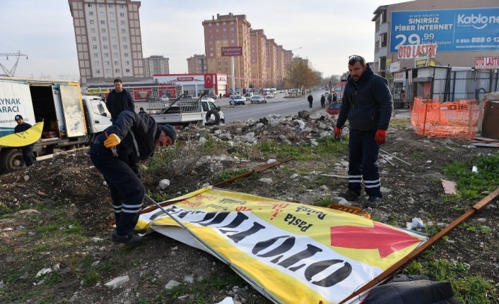 Zabıtadan tabela temizliği operasyonu