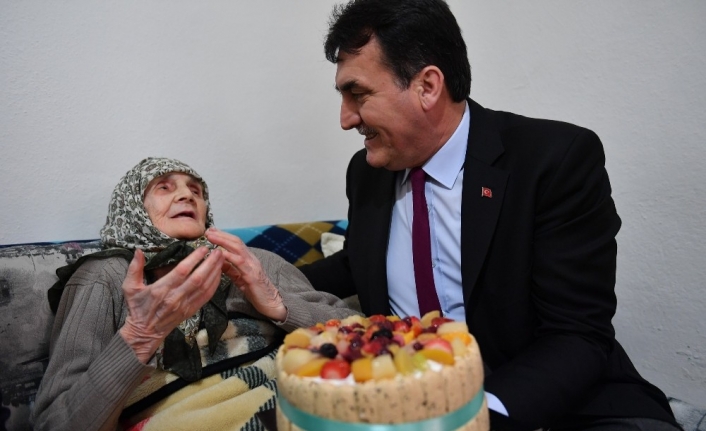 105 yaşındaki nineye doğum günü sürprizi