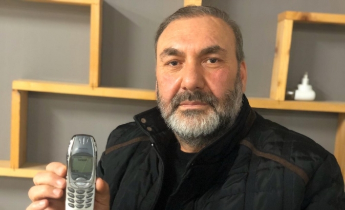 18 yıldır bu tuşlu cep telefonunu kullanıyor