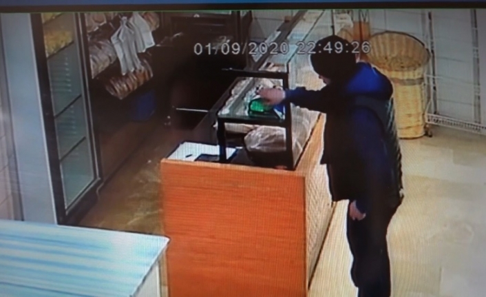 2 gün bedava ekmek istedi, 3. gün sadaka kutusunu böyle çaldı