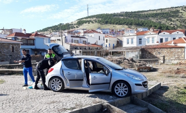 Aracını denize sürdü, camı kıran polis son anda kurtardı