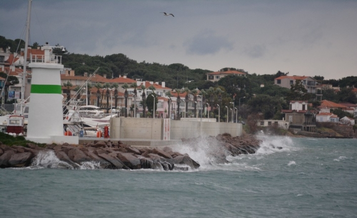 Ayvalık’ta şiddetli fırtına hayatı olumsuz etkiliyor