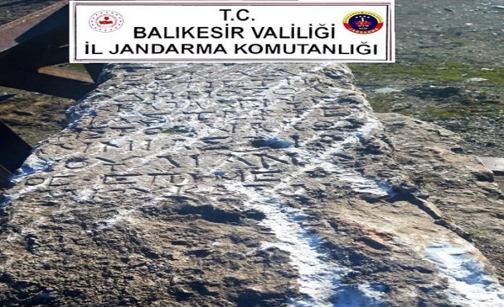 Balıkesir’de antik mezar taşı ele geçirildi