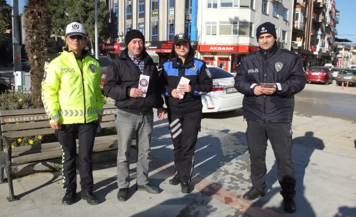 Balıkesir’de, Kadın Polisler, kadın şiddetine dikkat çekmek için broşür dağıttı