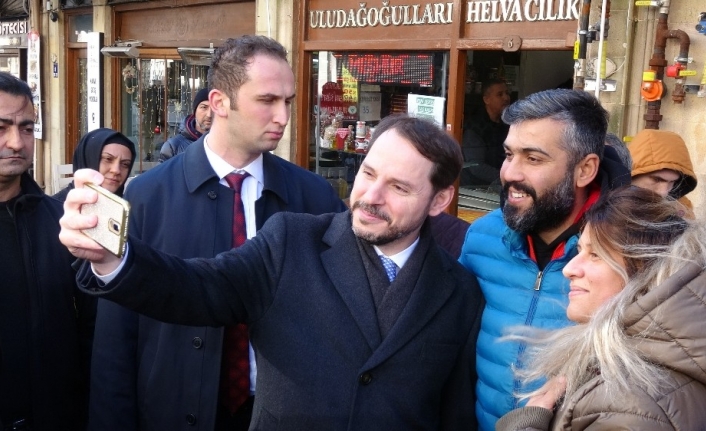 Berat Albayrak Çanakkalelilerle özçekim yaptı, gazetecilerle simidini bölüştü