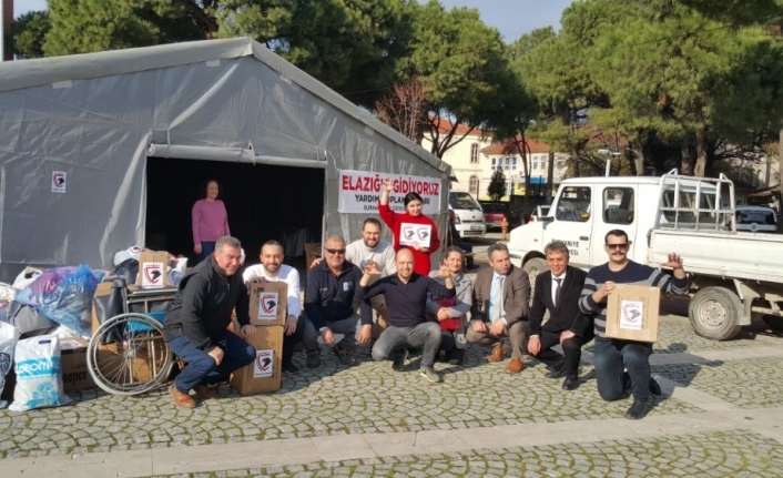 Burhaniye’de Beşiktaşlı taraftarlar Elazığlı Depremzedelerin yanında