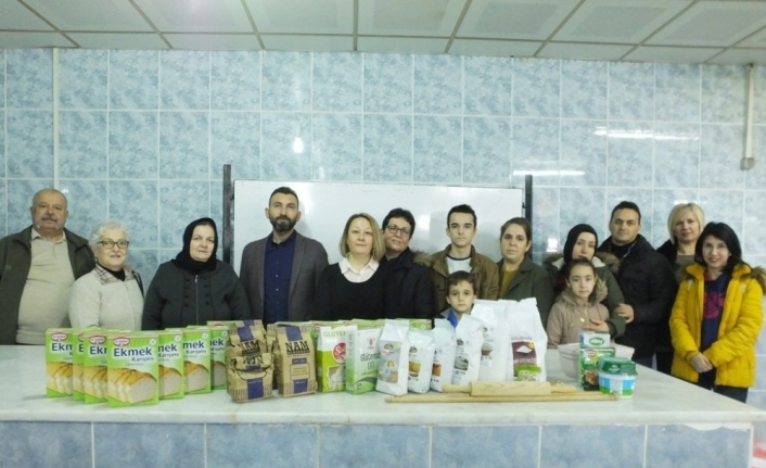 Burhaniye’de çölyaklılar glutensiz undan börek, helva yapmayı öğrendi